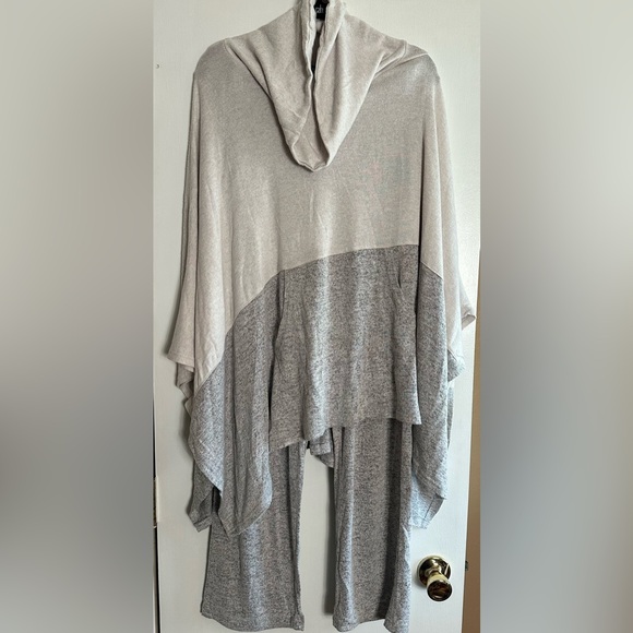 Wake & Wear by Ink & Ivy Two-Tone Gray Poncho/Pants Set - Picture 1 of 6